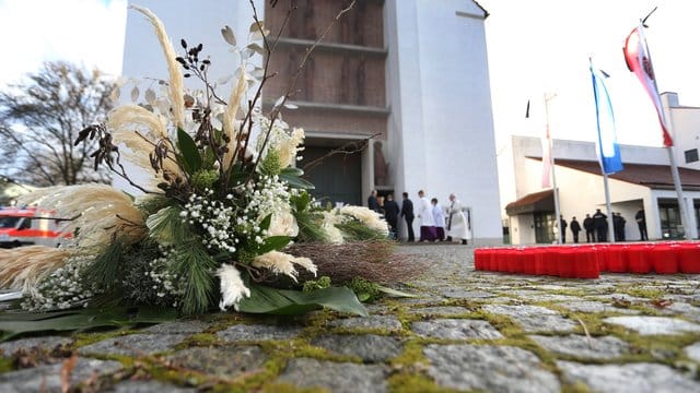 Ein Blumengebinde liegt vor der Kirche in Neusäß bei Augsburg. Ein Blumengebinde liegt vor der Kirche in Neusäß bei Augsburg.