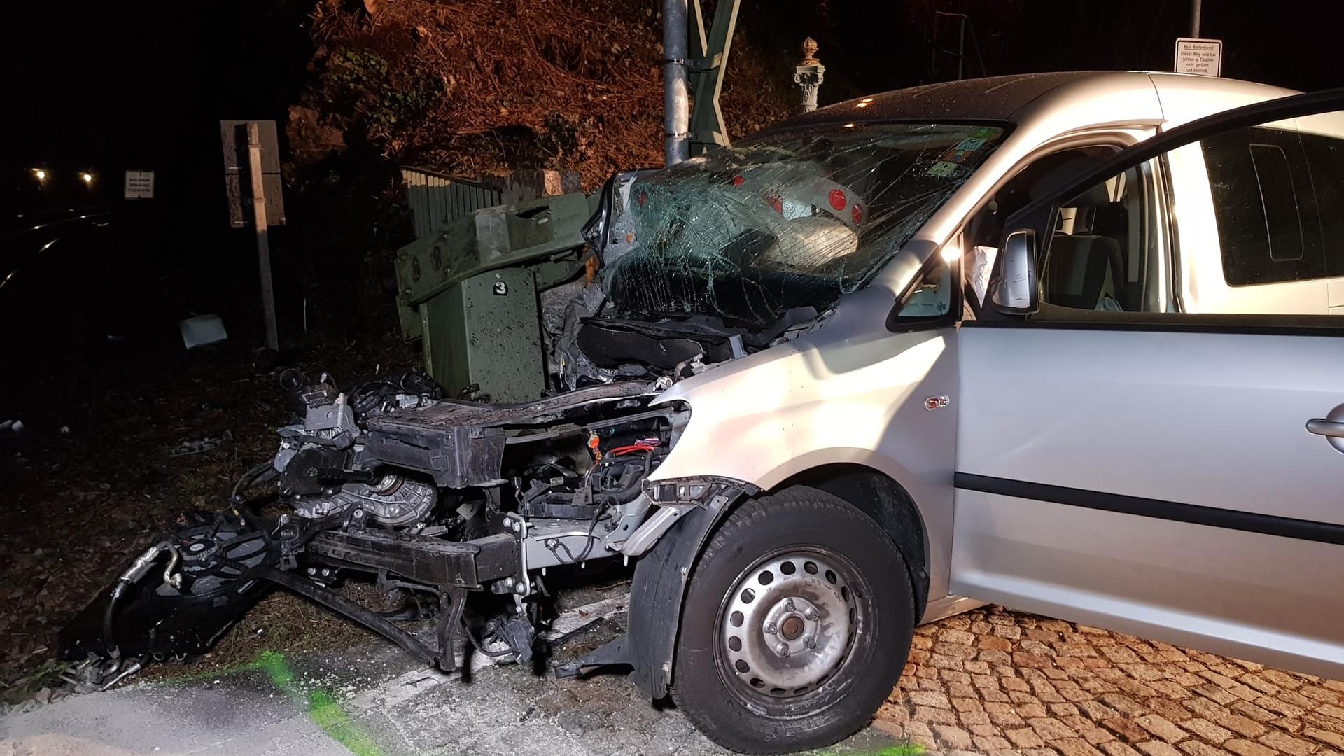 Das Wrack des Autos nach dem Unfall: Die Fahrgäste des Zugs blieben alle unverletzt, und auch der Autofahrer zog sich nur leichte Verletzungen zu. Das Wrack des Autos nach dem Unfall: Die Fahrgäste des Zugs blieben alle unverletzt, und auch der Autofahrer zog sich nur leichte Verletzungen zu.