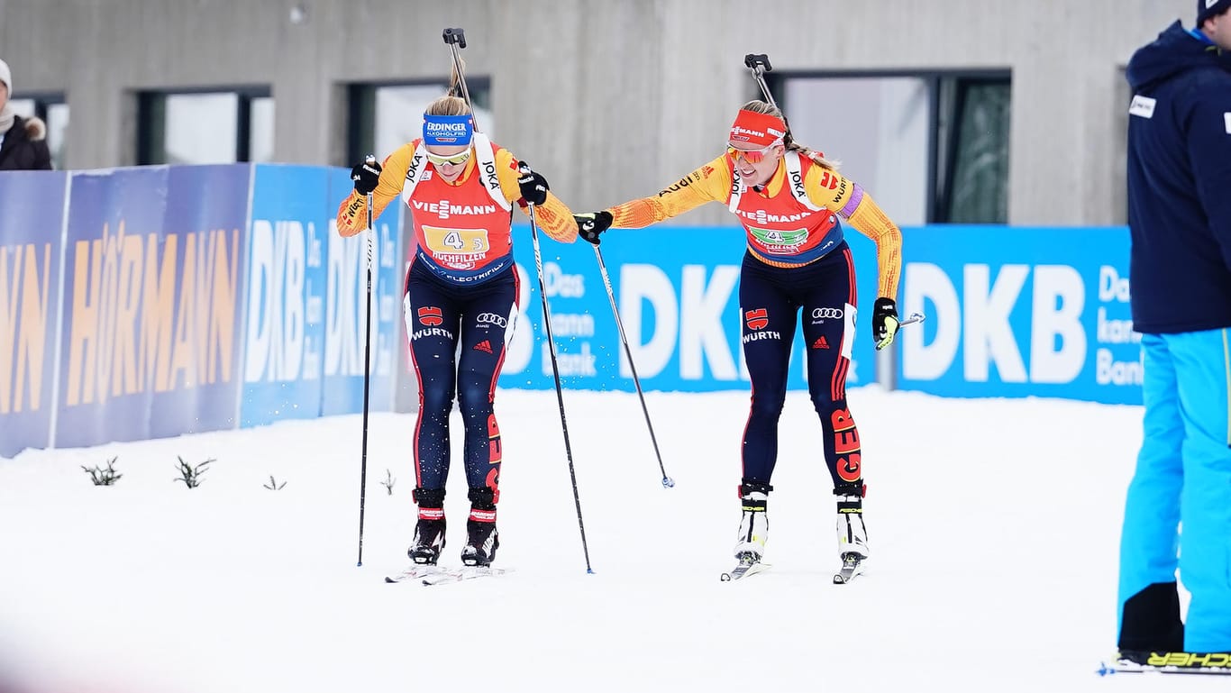 Landeten nur auf Platz zehn: Die Biathlon-Damen Denise Herrmann (l.) und Vanessa Hinz (r.).