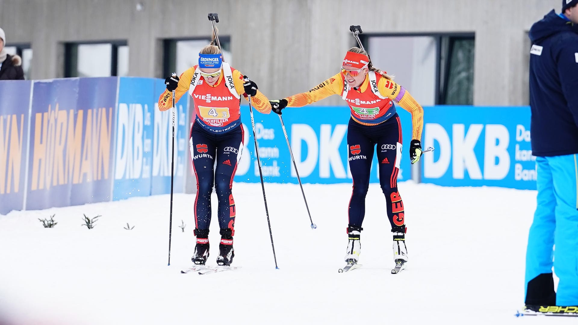 Landeten nur auf Platz zehn: Die Biathlon-Damen Denise Herrmann (l.) und Vanessa Hinz (r.).