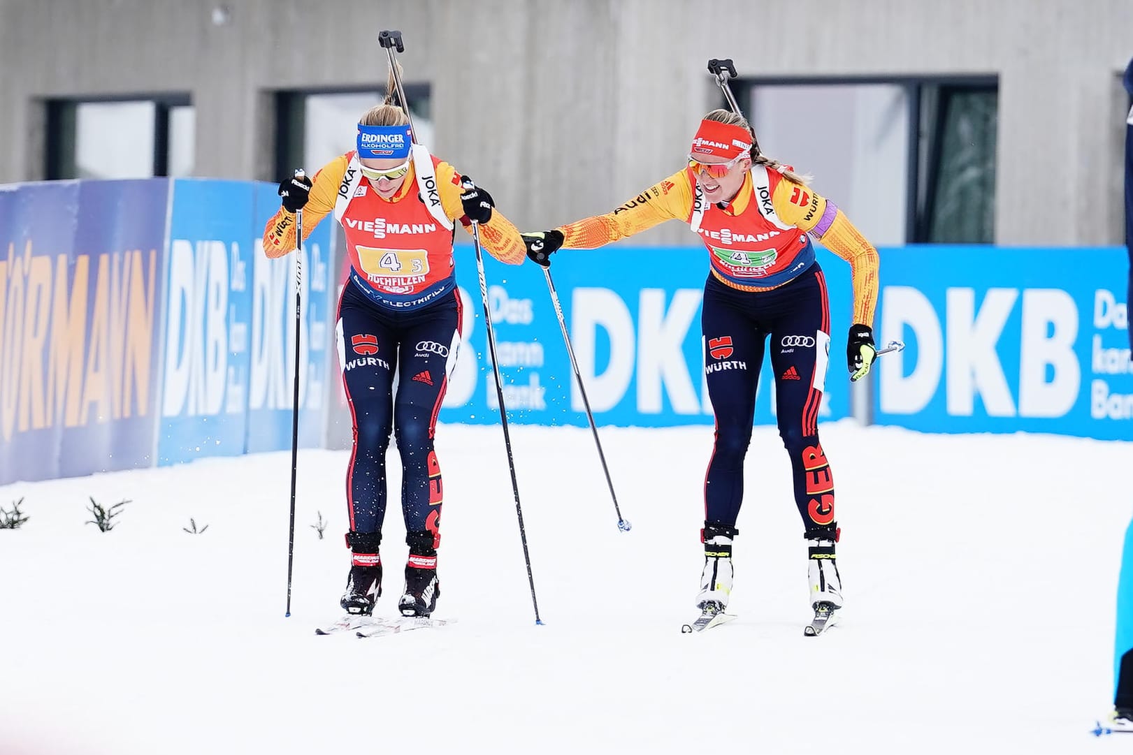 Landeten nur auf Platz zehn: Die Biathlon-Damen Denise Herrmann (l.) und Vanessa Hinz (r.).