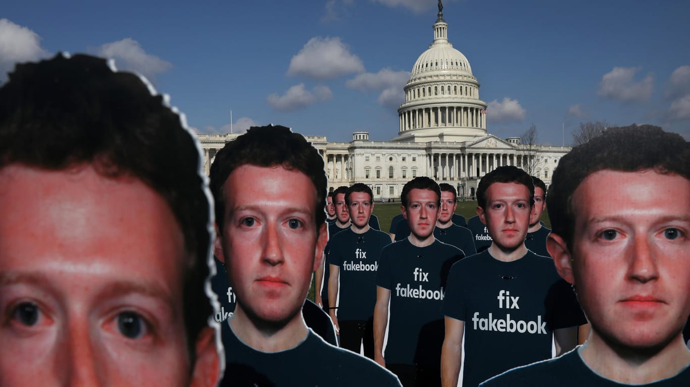 Aufsteller mit dem Gesicht von Mark Zuckerberg stehen vor dem Parlamentsgebäude in Washington: Selbst im Heimatland der Tech-Konzerne verlieren sowohl Politiker als auch Bevölkerung die Geduld mit Facebook und Co.