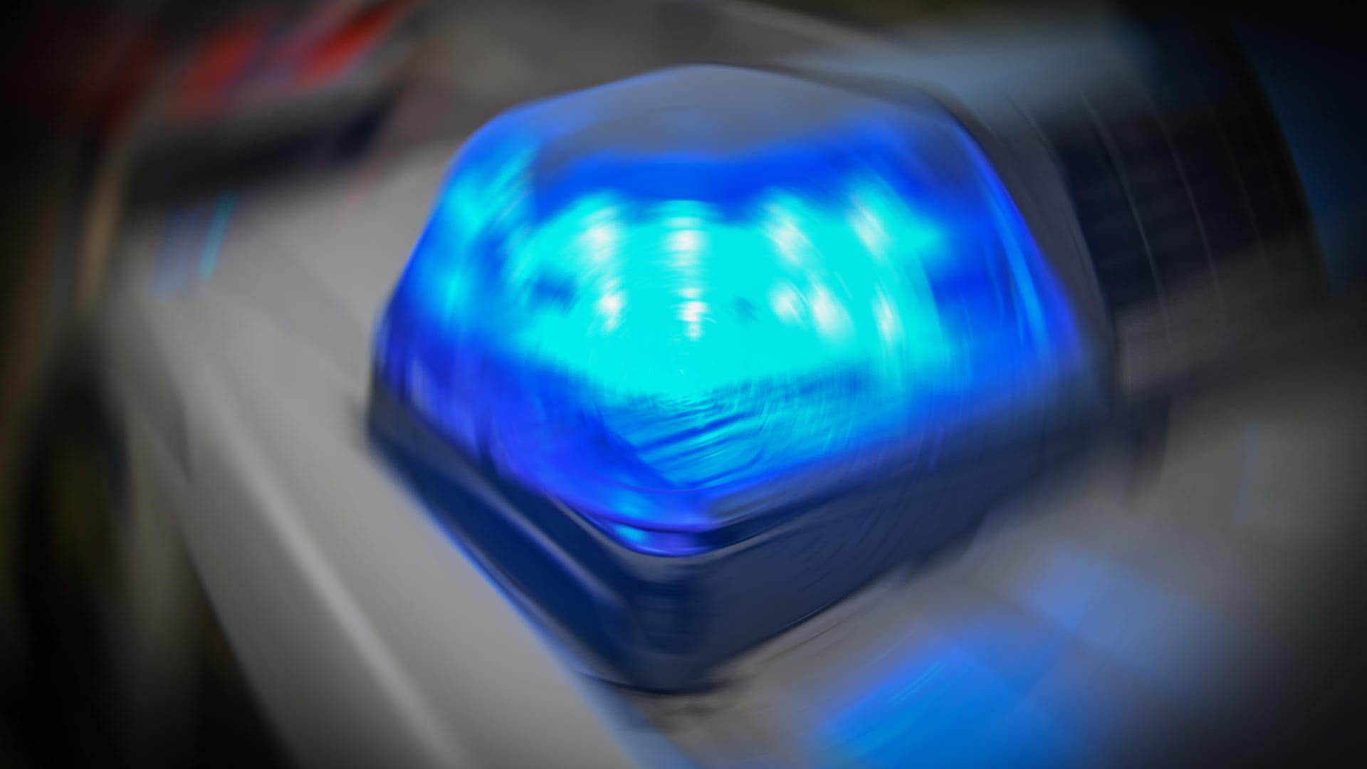 Polizeifahrzeug mit Blaulicht: Als die Polizei am Weihnachtsmarkt eintraf, hatte der Fahrer sein Auto schon wieder wegfahren (Symbolbild).
