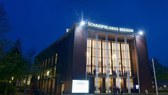 Wegen eines Wasserschadens muss das Schauspielhaus Bochum den Spielbetrieb in seinem Großen Haus einstellen. Wegen eines Wasserschadens muss das Schauspielhaus Bochum den Spielbetrieb in seinem Großen Haus einstellen.