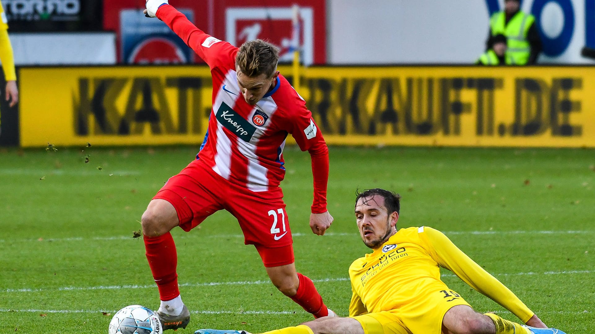 Kämpften um jeden Zentimeter: Konstantin Kerschbaumer (Heidenheim, l.) und Sebastian Prietl im Duell. Kämpften um jeden Zentimeter: Konstantin Kerschbaumer (Heidenheim, l.) und Sebastian Prietl im Duell.