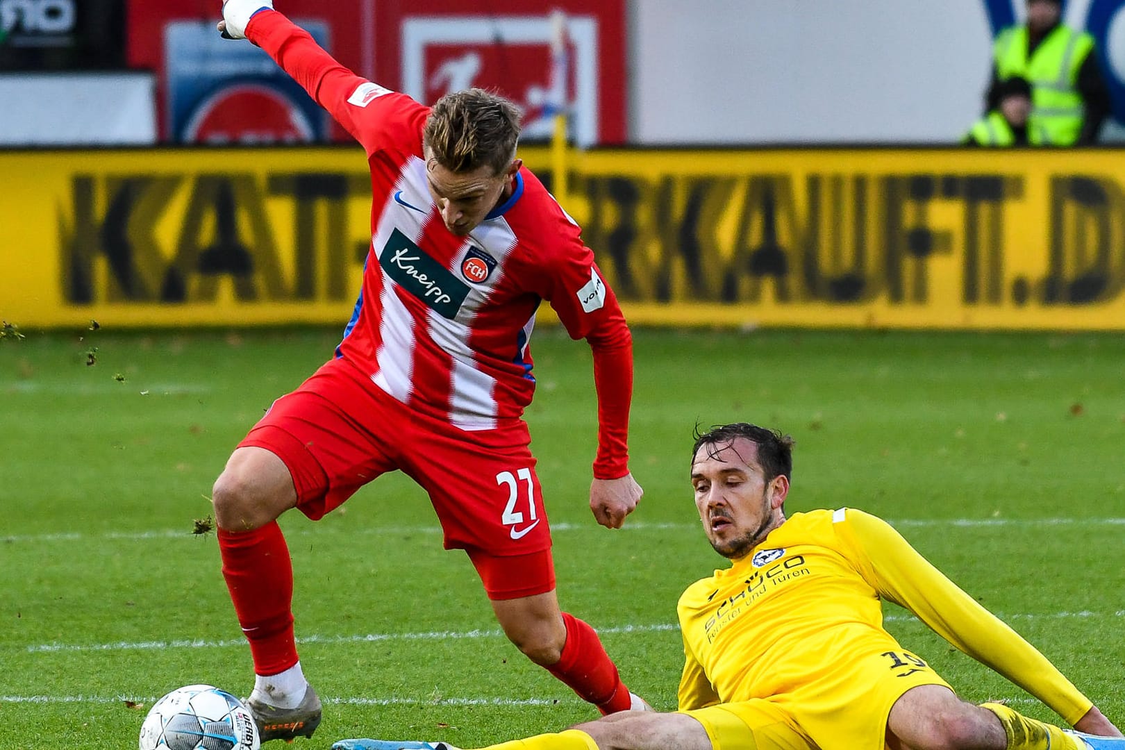 Kämpften um jeden Zentimeter: Konstantin Kerschbaumer (Heidenheim, l.) und Sebastian Prietl im Duell.