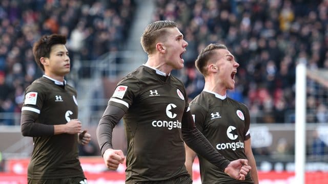 Die Pauli-Profis um Ryo Miyaichi, Victor Gyökeres und Leo Östigärd (l-r) gewannen gegen Wehen Wiesbaden. Die Pauli-Profis um Ryo Miyaichi, Victor Gyökeres und Leo Östigärd (l-r) gewannen gegen Wehen Wiesbaden.