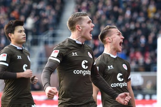 Die Pauli-Profis um Ryo Miyaichi, Victor Gyökeres und Leo Östigärd (l-r) gewannen gegen Wehen Wiesbaden.
