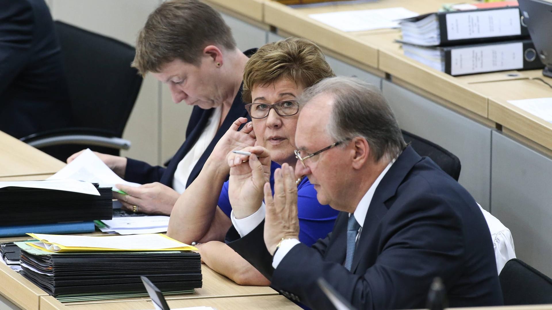 SPD-Sozialministerin Petra Grimm Benne (SPD,Sachsen Anhalt) und CDU-Ministerpräsident Reiner Haseloff: In der Regierung in Sachsen-Anhalt kommt es wegen des CDU-Kreispolitikers zu Konflikten.