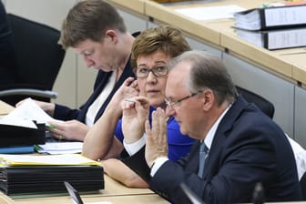 SPD-Sozialministerin Petra Grimm Benne (SPD,Sachsen Anhalt) und CDU-Ministerpräsident Reiner Haseloff: In der Regierung in Sachsen-Anhalt kommt es wegen des CDU-Kreispolitikers zu Konflikten.