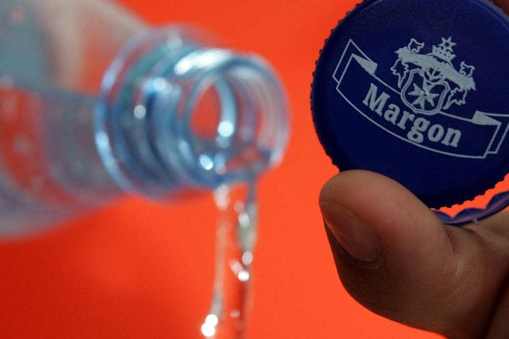 Wasserflasche und Deckel: Wie recycelt man die Flaschendeckel richtig?