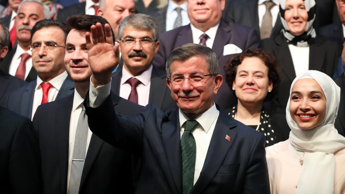 Ahmet Davutoglu: Seine neue Partei verspricht Meinungs-, Presse- und Religionsfreiheit – ein Seitenhieb auf Erdogan.