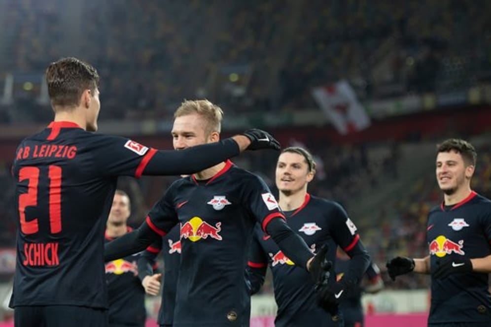 Leipzigs Patrik Schick (l-r) jubelt mit Konrad Laimer, Marcel Sabitzer und Diego Demme über seinen Treffer zum 1:0.