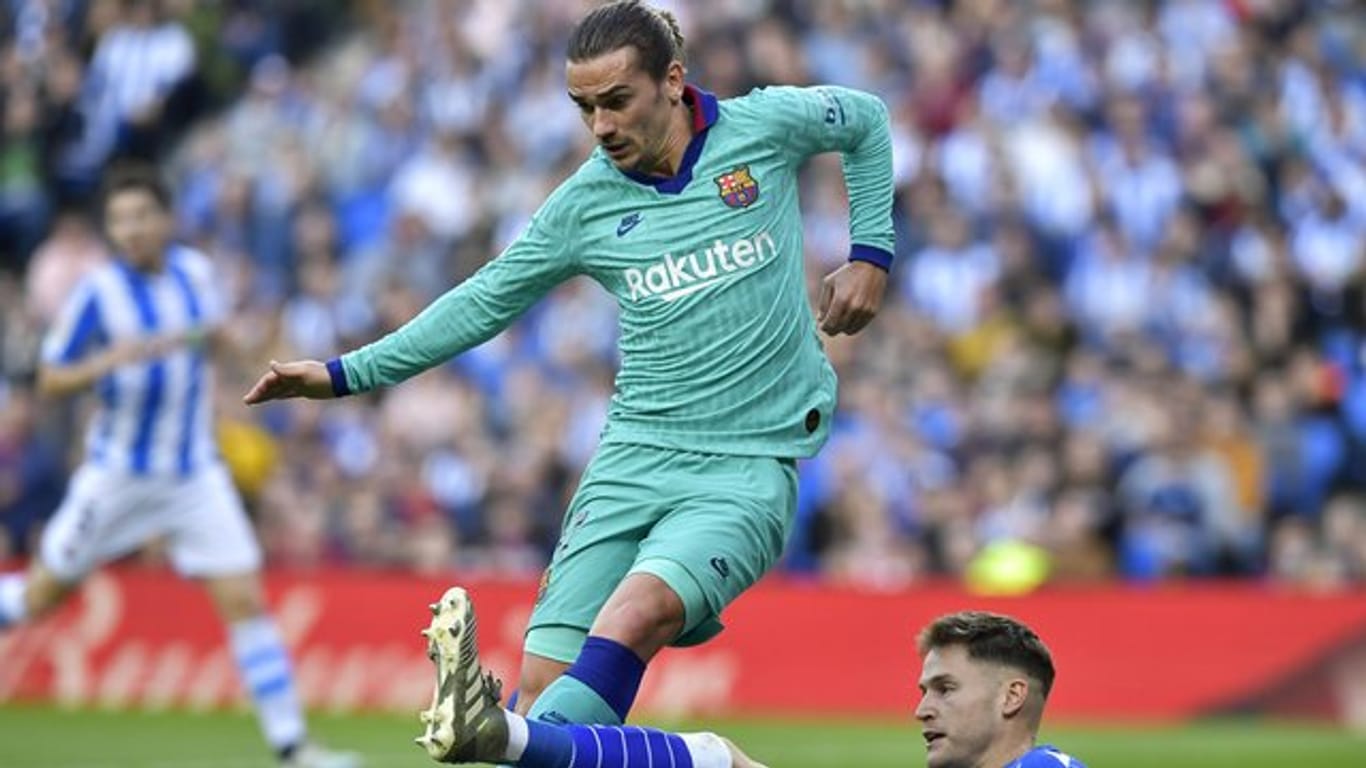 Barcelonas Antoine Griezmann (l) und Real S.