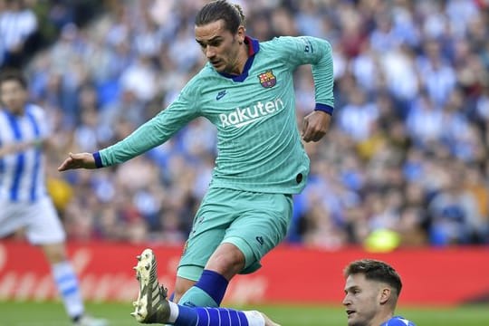Barcelonas Antoine Griezmann (l) und Real S.