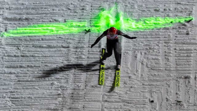 Markus Eisenbichler landet nach seinem Sprung.