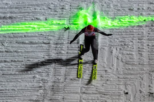 Markus Eisenbichler landet nach seinem Sprung.