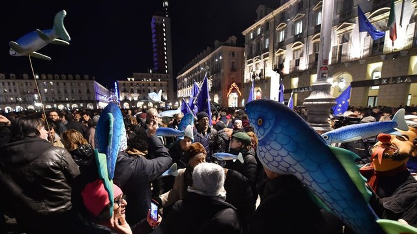 Viele der Demonstranten trugen Bilder und Figuren von Sardinen bei sich.