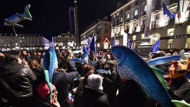 Viele der Demonstranten trugen Bilder und Figuren von Sardinen bei sich. Viele der Demonstranten trugen Bilder und Figuren von Sardinen bei sich.