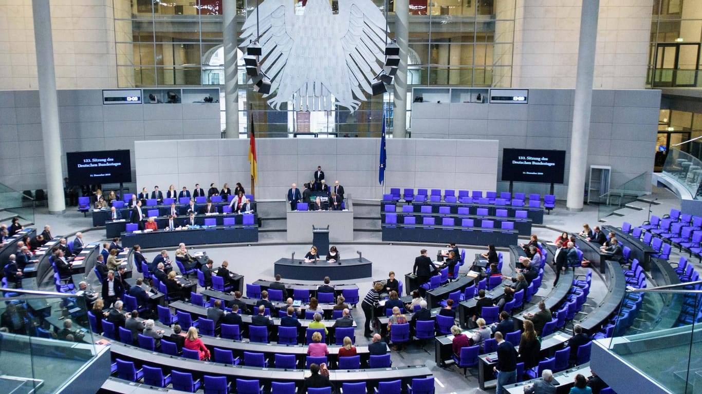 Das Plenum des deutschen Bundestages: Sollte es nach der nächsten Wahl noch mehr Abgeordnete geben, müssten diese in Containern arbeiten.