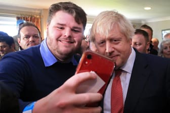 Der britische Premierminister Boris Johnson: Der Wahlsieger lässt sich in einer einstigen Labour-Hochburg feiern.