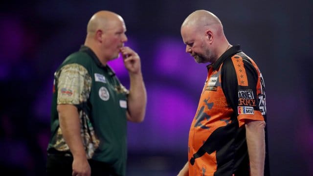 Darts-Legende Raymond van Barneveld (r) musste sich Darin Young geschlagen geben. Darts-Legende Raymond van Barneveld (r) musste sich Darin Young geschlagen geben.