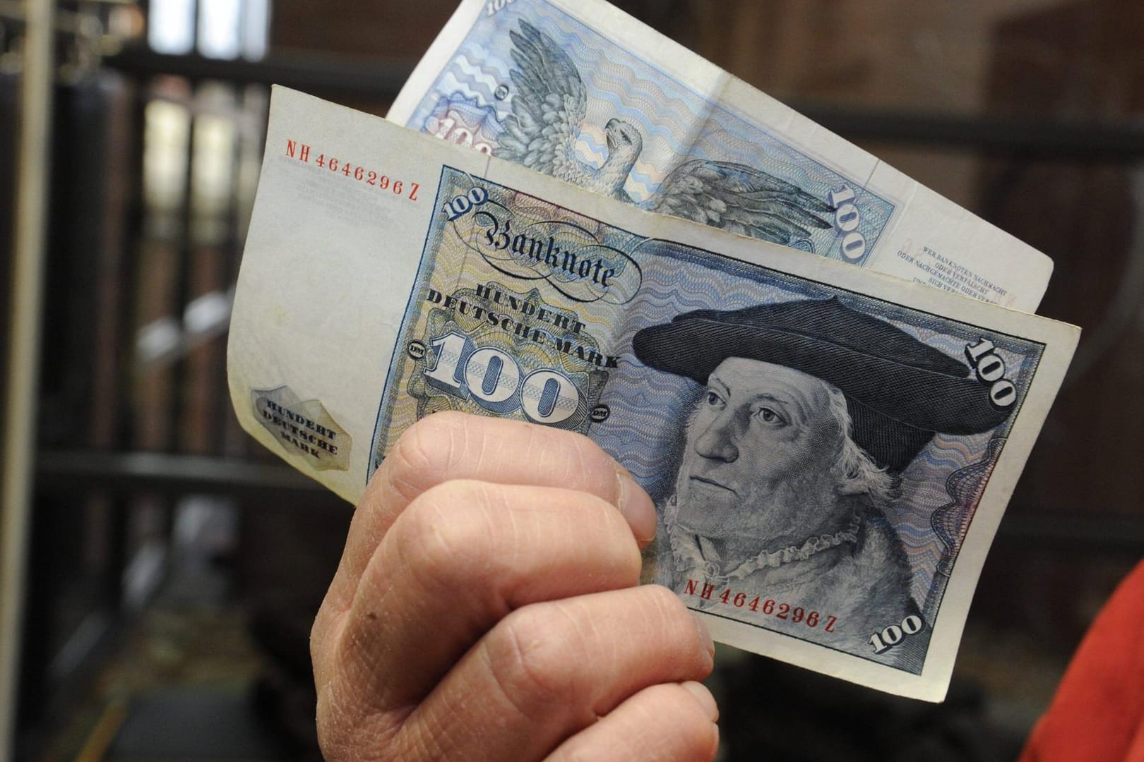 Alte 100-D-Mark-Scheine: Noch immer sind zahlreiche dieser Noten nicht umgetauscht in Euro.
