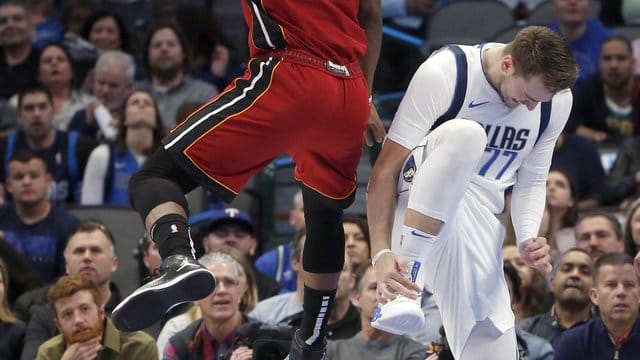 Mavericks-Starspieler Luka Doncic (r) verletzte sich am Sprunggelenk. Mavericks-Starspieler Luka Doncic (r) verletzte sich am Sprunggelenk.
