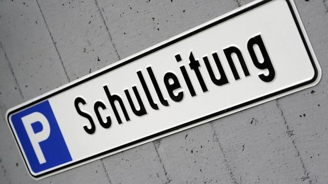 Wo die Rektoren fehlen, werden in der Regel Lehrkräfte kommissarisch als Chefs eingesetzt. Wo die Rektoren fehlen, werden in der Regel Lehrkräfte kommissarisch als Chefs eingesetzt.