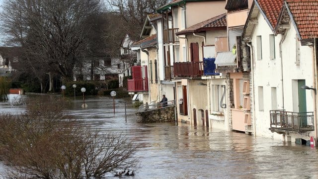 Mehrere Départements wurden wegen der Stürme in erhöhte Alarmbereitschaft versetzt. Mehrere Départements wurden wegen der Stürme in erhöhte Alarmbereitschaft versetzt.