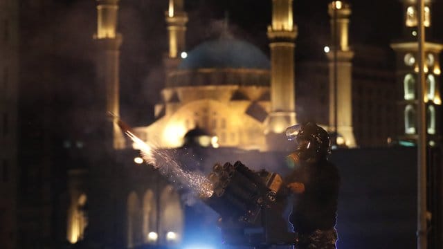 Es kam zu Auseinandersetzungen mit den Sicherheitskräften, die Tränengas gegen die Demonstranten einsetzten.