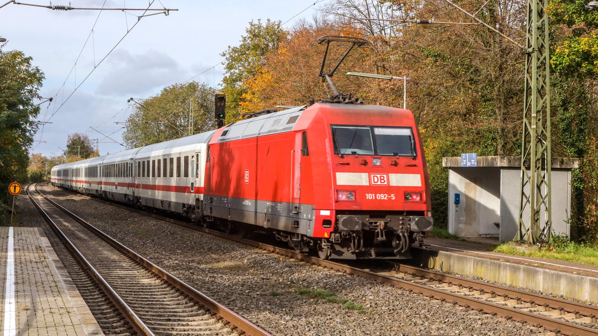 Intercity bei der Einfahrt in einen Bahnhof (Symbolbild): Eine Passagierin musste wegen Kreislaufproblemen behandelt werden.