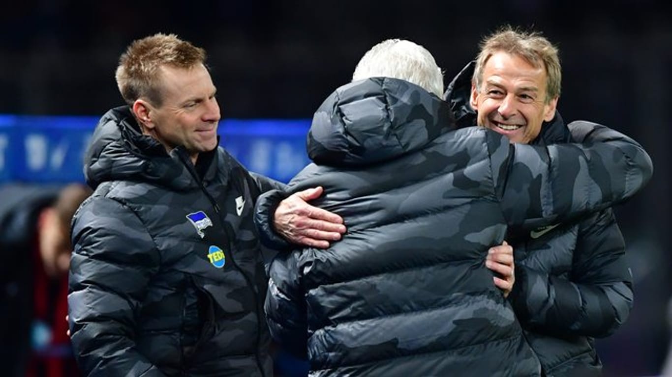 Herthas Trainer Jürgen Klinsmann (r) feiert mit seinem Team den Sieg über den SC Freiburg.