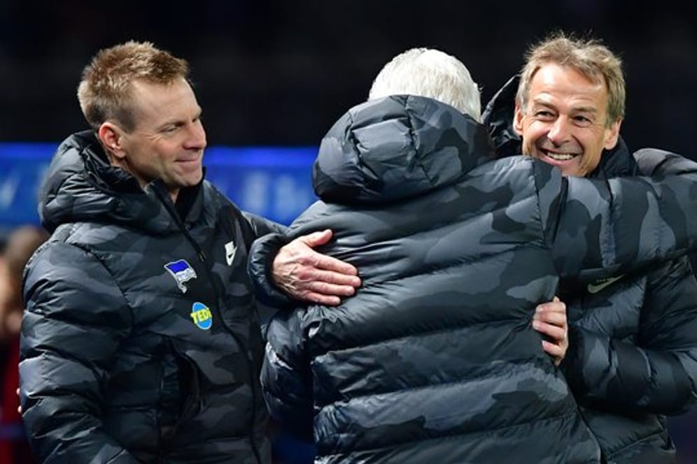 Herthas Trainer Jürgen Klinsmann (r) feiert mit seinem Team den Sieg über den SC Freiburg.