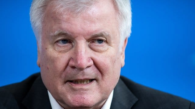 "Es gibt die begründete Hoffnung auf eine Unterstützung unserer Ermittlungen und auf belastbare Hinweise von der russischen Seite", sagt Seehofer. "Es gibt die begründete Hoffnung auf eine Unterstützung unserer Ermittlungen und auf belastbare Hinweise von der russischen Seite", sagt Seehofer.