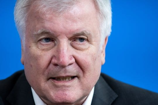 "Es gibt die begründete Hoffnung auf eine Unterstützung unserer Ermittlungen und auf belastbare Hinweise von der russischen Seite", sagt Seehofer.