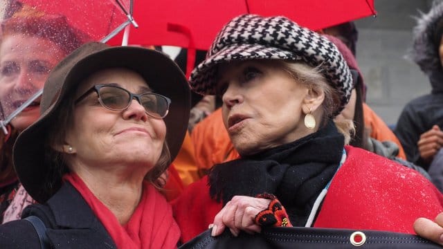 Sally Field (l) und Jane Fonda beim "Fire Drill Fridays"-Protest in Washingston.