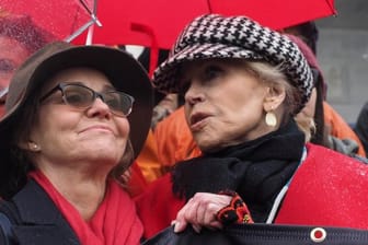 Sally Field (l) und Jane Fonda beim "Fire Drill Fridays"-Protest in Washingston.