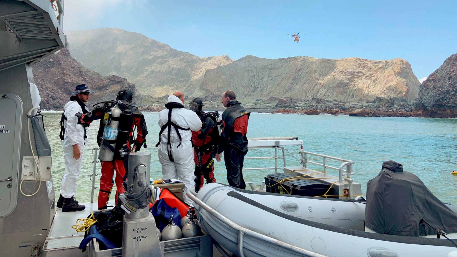 Polizeitaucher bereiten sich auf einen Tauchgang nahe der Insel White Island vor: Taucher suchen nach zwei Vermissten in den Gewässern rund um die Insel White Island. Polizeitaucher bereiten sich auf einen Tauchgang nahe der Insel White Island vor: Taucher suchen nach zwei Vermissten in den Gewässern rund um die Insel White Island.