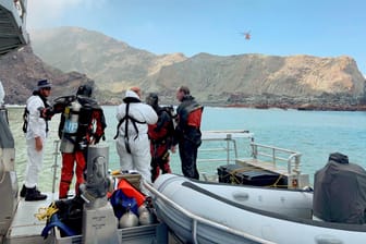 Polizeitaucher bereiten sich auf einen Tauchgang nahe der Insel White Island vor: Taucher suchen nach zwei Vermissten in den Gewässern rund um die Insel White Island.