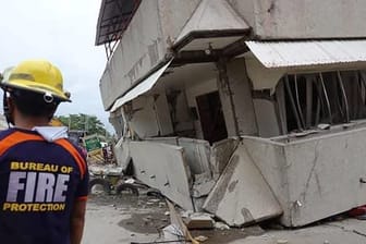 Im Ort Padada stürzten Gebäude ein.