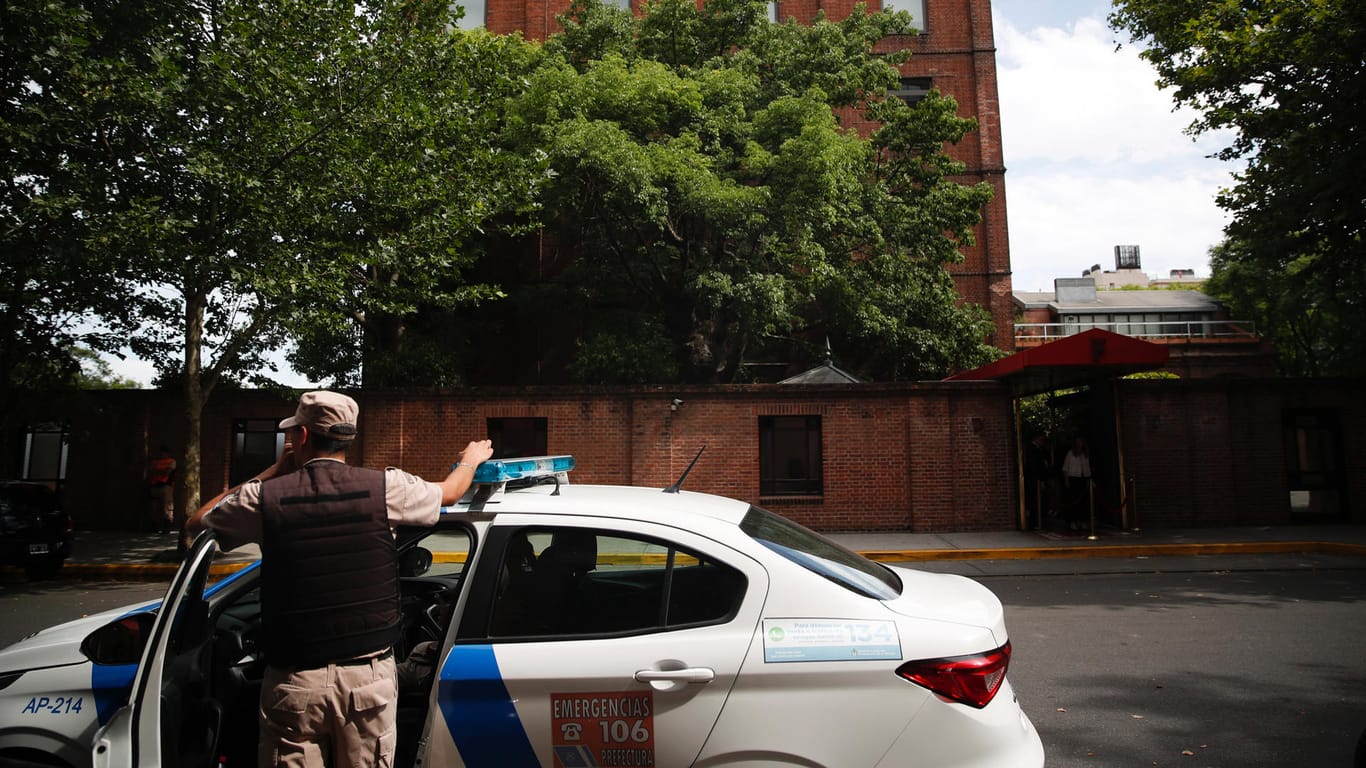 Polizist steht vor dem Faena Art Hotel in Buenos Aires: Einige Stunden zuvor hat sich an diesem Ort der Überfall ereignet.