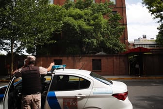 Polizist steht vor dem Faena Art Hotel in Buenos Aires: Einige Stunden zuvor hat sich an diesem Ort der Überfall ereignet.