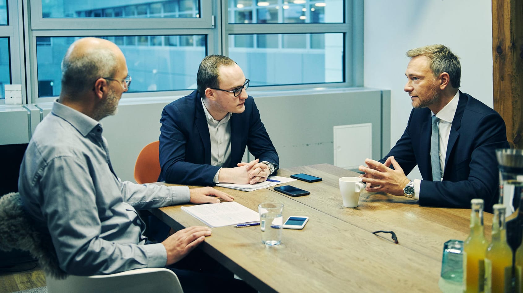 Christian Lindner (r.) im Gespräch mit den t-online.de-Redakteuren Stefan Rook (l.) und Tim Kummert.