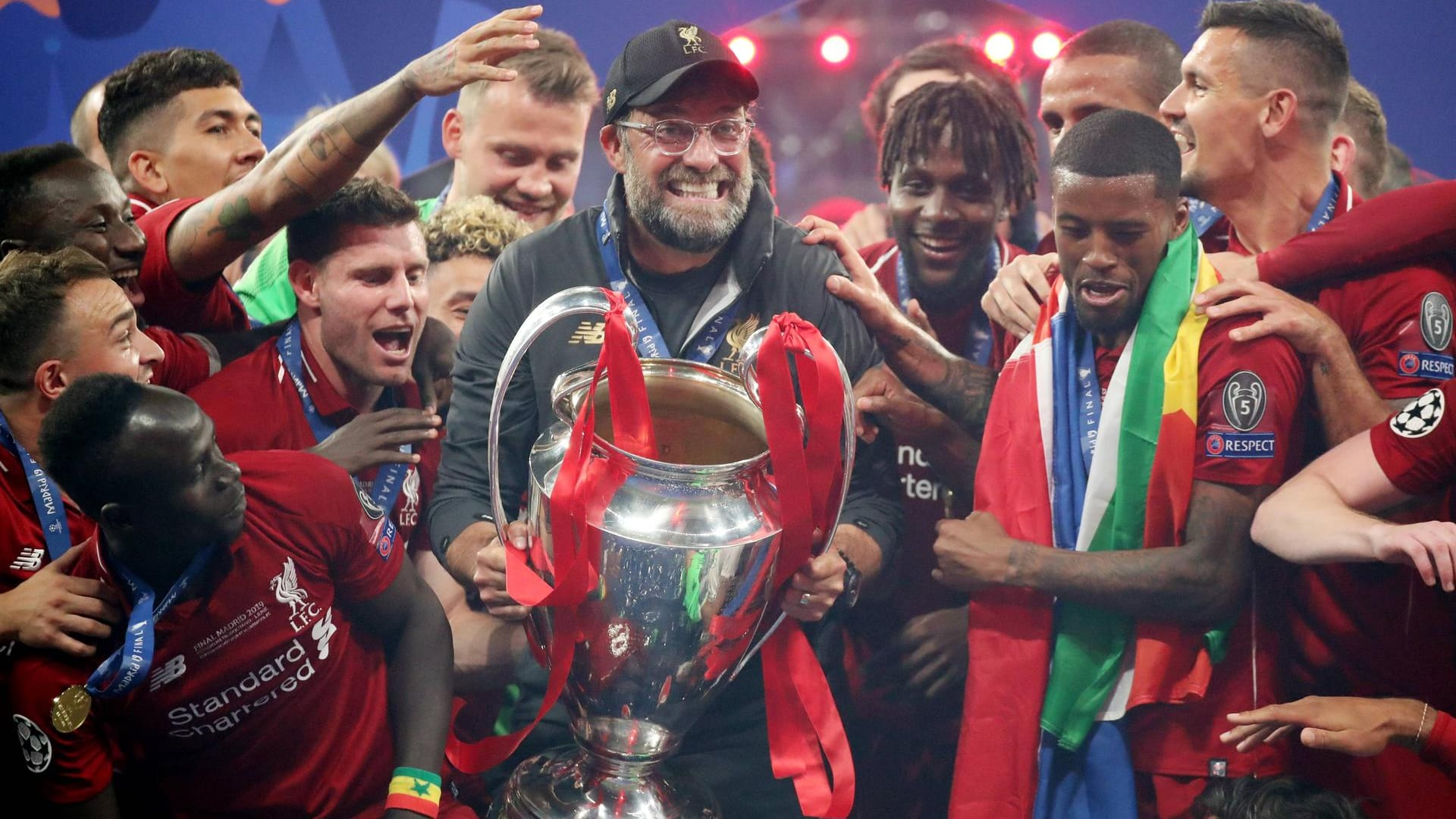 Titelverteidiger: Trainer Jürgen Klopp mit dem Champions-League-Pokal.