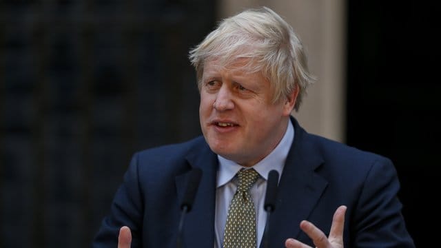 Boris Johnson gibt vor der 10 Downing Street eine Erklärung ab.