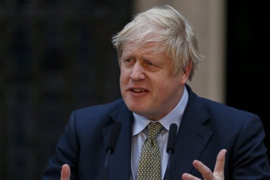 Boris Johnson gibt vor der 10 Downing Street eine Erklärung ab.