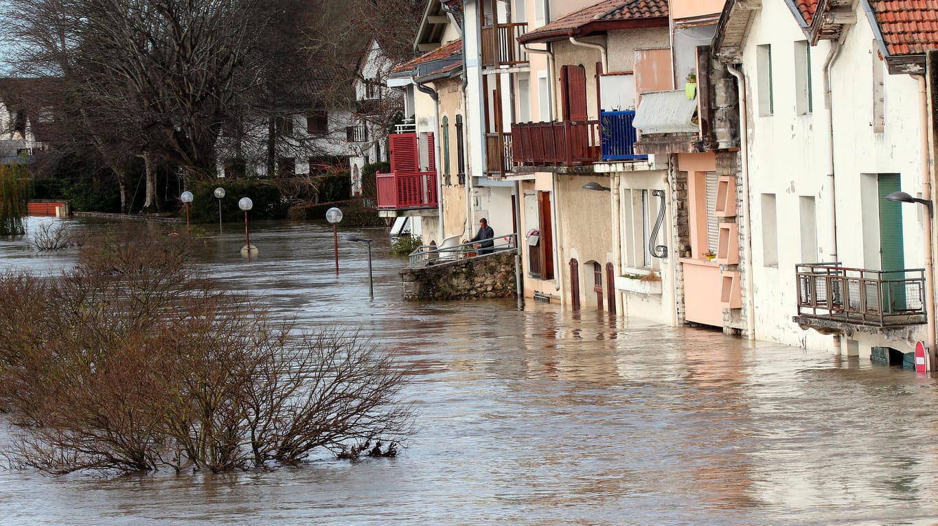 Eine Straße und die an ihr stehenden Häuser in der französischen Stadt Peyrorade sind durch die starken Regenfälle überschwemmt: Heftige Sturmböen haben den Südwesten Frankreichs getroffen.