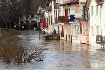 Eine Straße und die an ihr stehenden Häuser in der französischen Stadt Peyrorade sind durch die starken Regenfälle überschwemmt: Heftige Sturmböen haben den Südwesten Frankreichs getroffen.