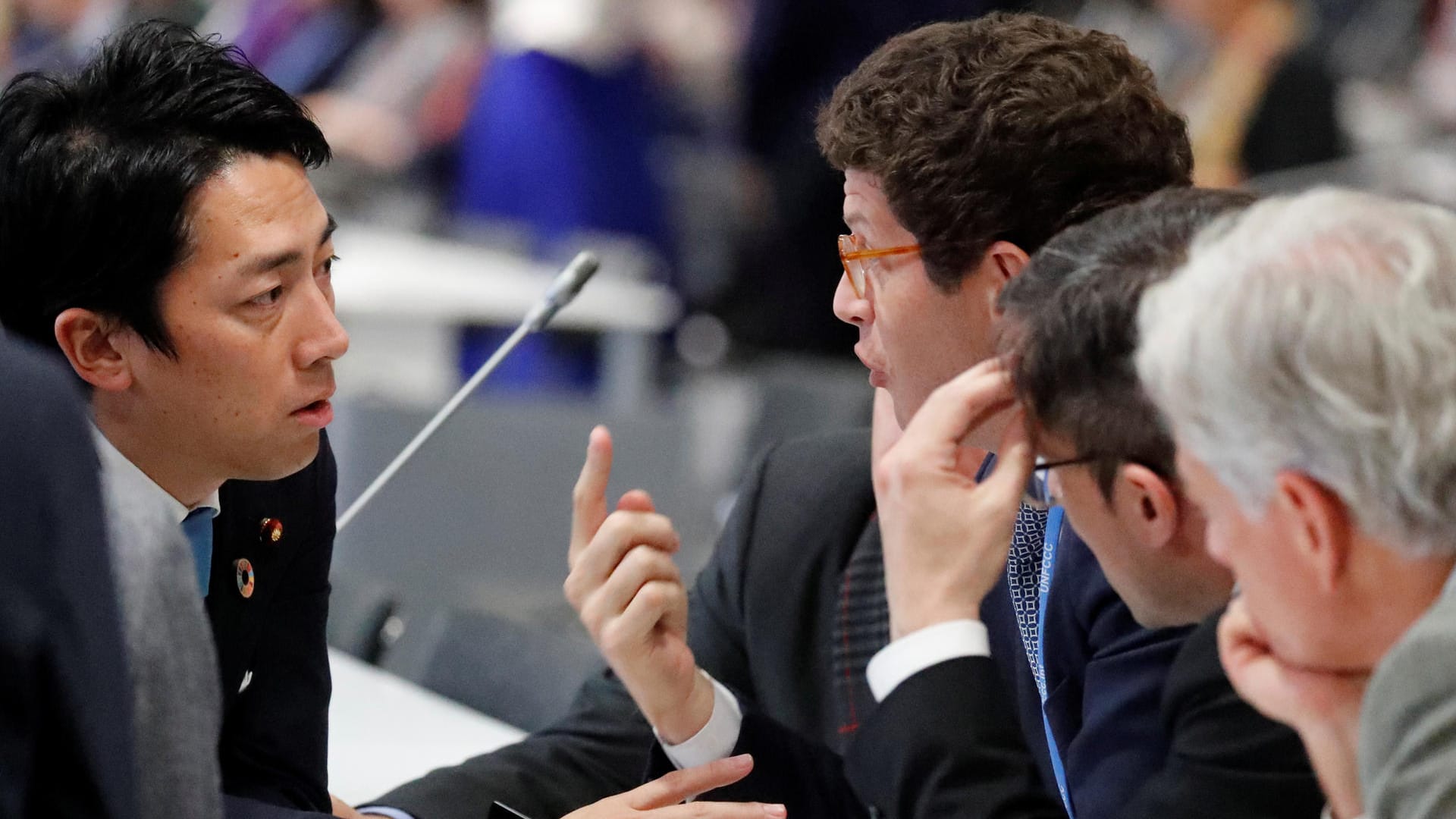 Klimakonferenz in Madrid: Die Umweltminister von Japan, Shinjiro Koizumi, und Brasilien, Ricardo Salles, im Gespräch.